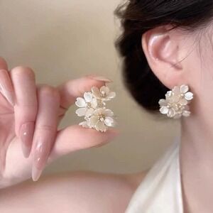 Elegant Pearl Floral Cluster Stud Earrings Vintage Style Pierced Ear Jewelry new